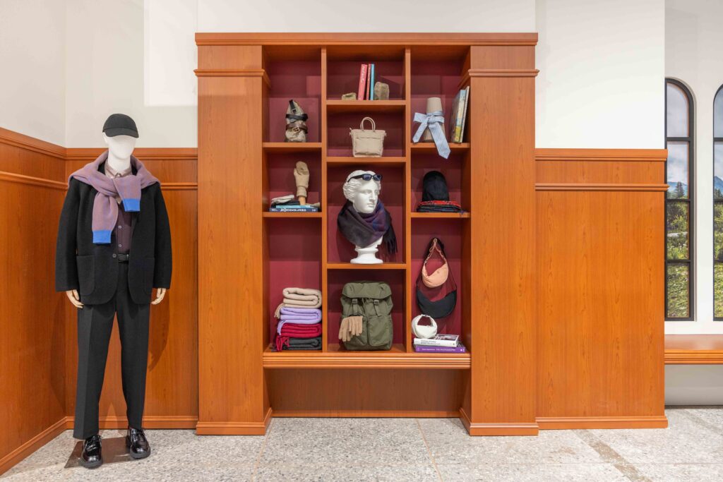 Uniqlo Revisiting Classic 發佈會現場以 BODAQ S126、S127、S218 貼膜打造木質展示空間