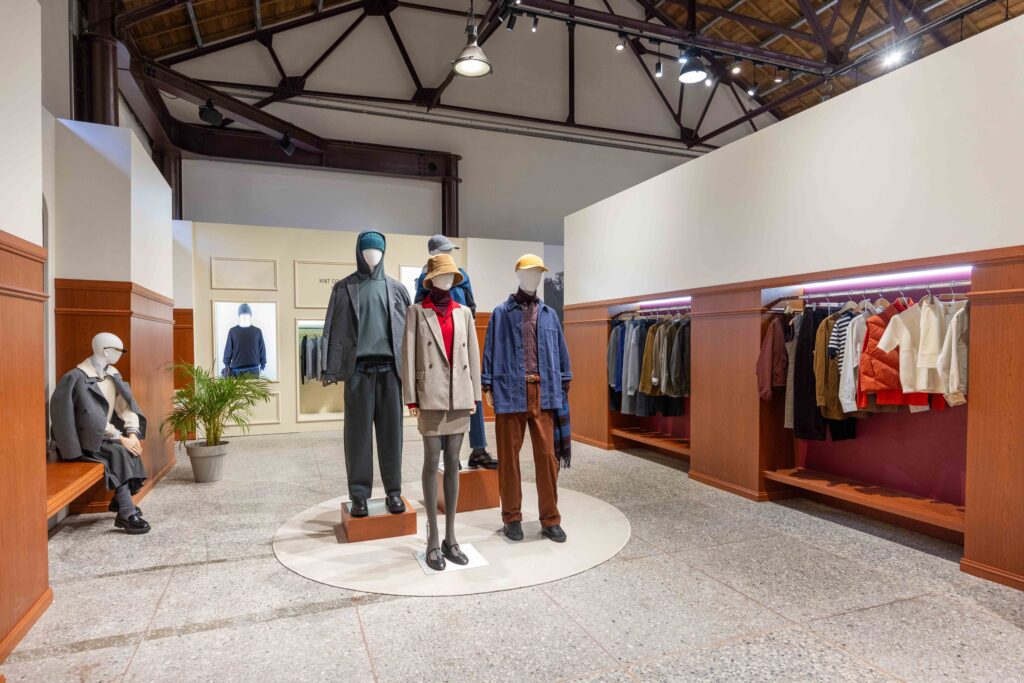 Uniqlo Revisiting Classic 發佈會現場以 BODAQ S126、S127、S218 貼膜打造木質展示空間