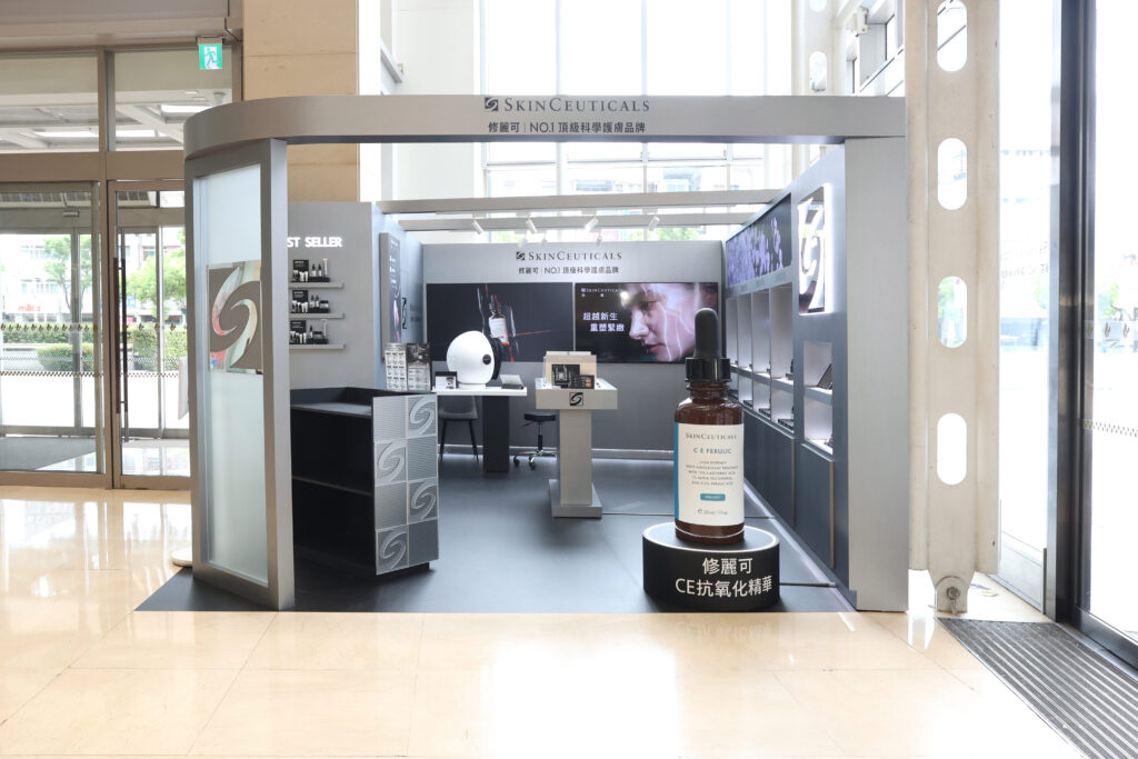 SkinCeuticals 修麗可品牌展示櫃以 BODAQ RM004 鋼刷金屬貼膜打造